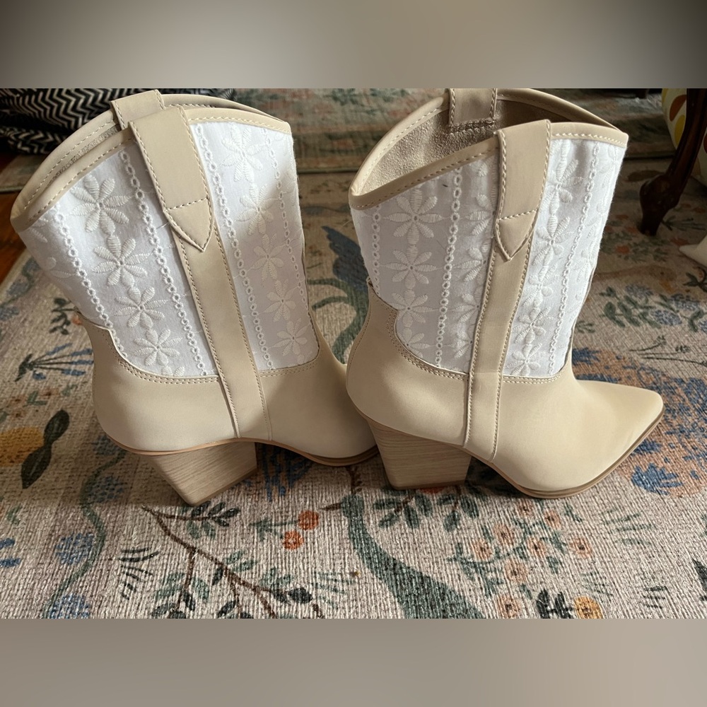 NWOT Arula SZ 8.5W Floral eyelet style heeled boots